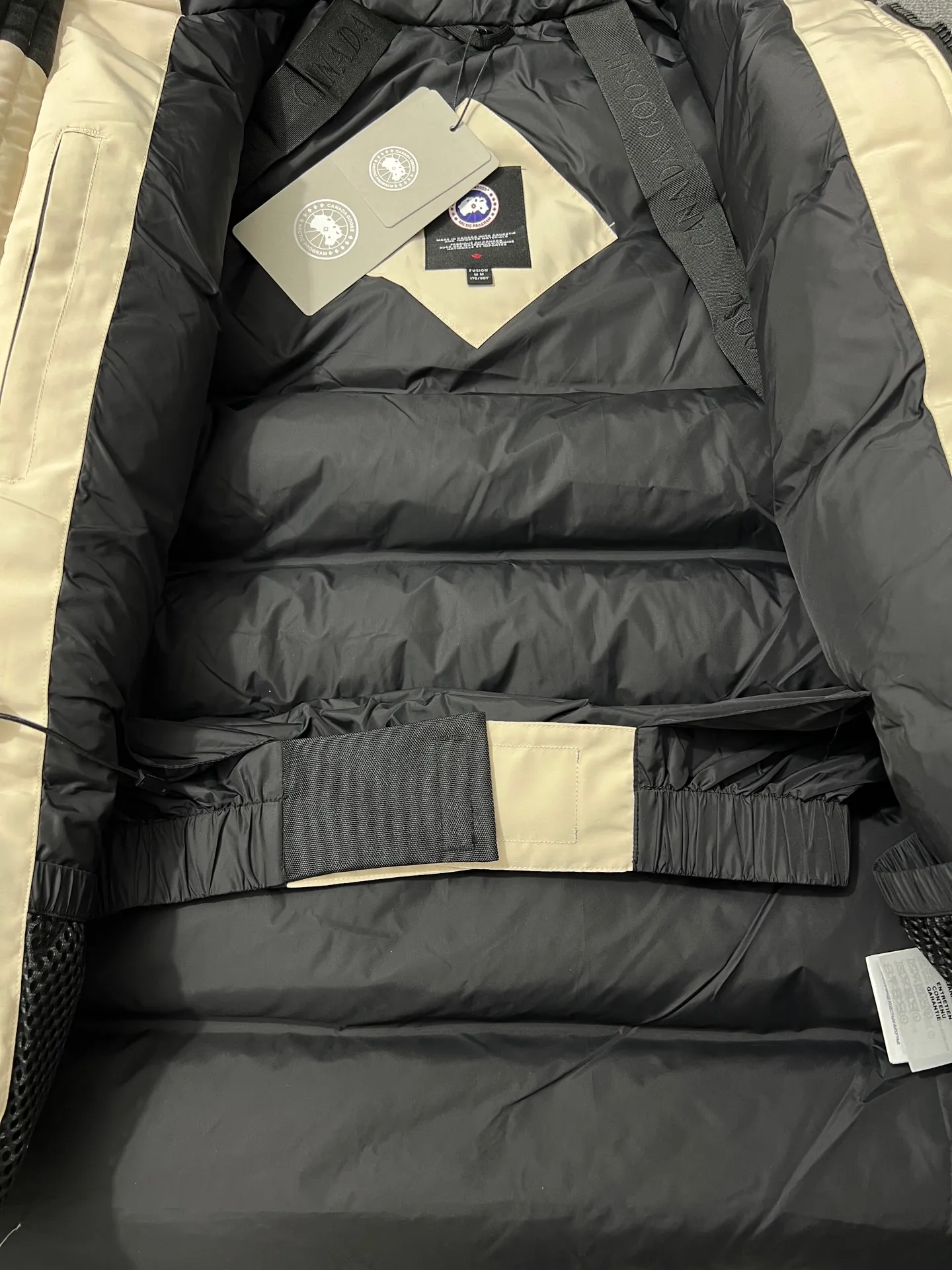 P780 🆕 Top original version, supports chip sensor with handbag 𝗖𝗮𝗻𝗮𝗱𝗮 𝗚𝗼𝘀𝗲 / 🇨🇦 Canada Goose 08 Down Jacket ⚠️ Partners who have been cooperating with us in the past few years know that no matter what is produced outside, our pure genuine trading company ships ❗️ After the test of time, we have received rave reviews. You can compare the market products with us. If you are not satisfied, you can return it at will. You are also welcome to come to ZG to see it and then come to my home to buy‼  1⃣️ The filling is 80% white duck down, with a weight of 500g. Regarding the down content, you can feel it with your hands. Good down has no embarrassment and can be called a walking duvet! 2⃣️ The fabric is made of Feather-Light 10D waterproof coating fabric, which is made of 84.5 polyester fiber and 15.5 cotton. The surface is treated with a special Teflon protective coating produced by DuPont to prevent wind and splash water, and makes the clothing anti-pollution and long-lasting new features! 3⃣️ One-piece seamless cuffs, 13cm official length, all seals are stamped, and all the inner liner is hemmed. The overcoat means sewing all the inner liner once. On the one hand, it is to prevent the velvet from running off, and on the other hand, it can keep the stiffness of the clothes! 4⃣️ Original Yoshida Kogyo Kabushikigaisha zipper, top-grade zinc alloy electroplated zipper with the highest specifications, using precise Japanese craftsmanship, raw materials and management methods. Each zipper can withstand 100,000+ openings and closings 5⃣️ The detachable fur collar is made of top-grade imported wolf fur, which is not comparable to the loose and soft raccoon fur and fake fur on the market. It is a natural Siberian coyote fur collar. The delicate and strong feel is the sense of life that comes from the erosion of wind and frost in nature. 6⃣️ Main logo double-thread 9-needle locking stranded embroidery, electronic digital automatic embroidery, maple leaves with sharp edges. Size: XS-XXL Color: black, off-white, graphite gray, sapphire blue Dark Blue Pink Azure Graphite Gray Black Label Shoulder Width Chest Sleeve Length Clothes Length Recommended Weight kg 67 87 80-90 2XL 58 136 69 89 90-105